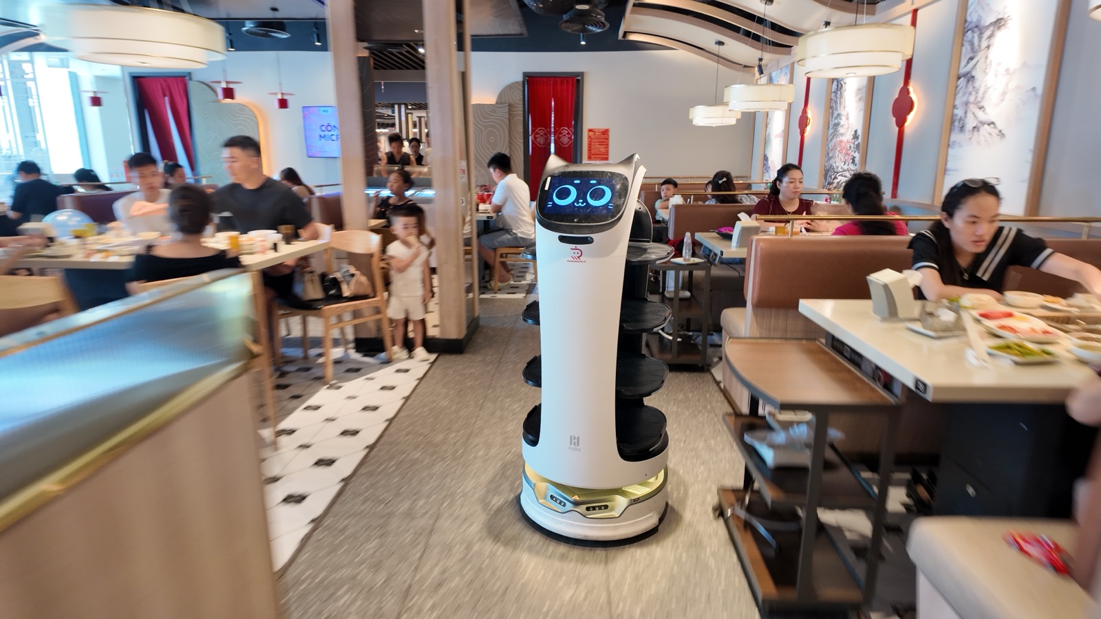 Bella xin chào Việt Nam: Chính thức phủ sóng robot phục vụ 3 miền Bắc – Trung – Nam