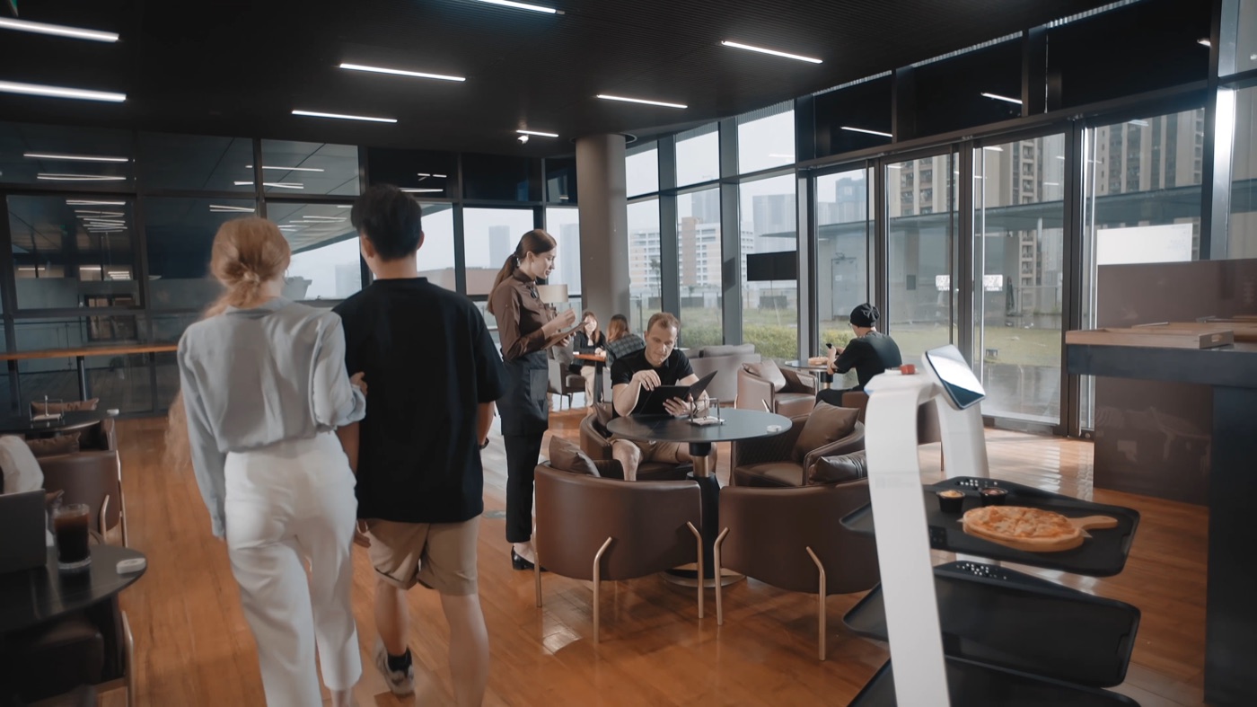 PuduBot 2 — Robot phục vụ đa dụng 4 khay cho chuỗi F&B: đánh giá & thông số